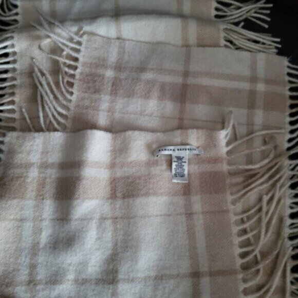 Angora Wool Plaid Fringed Scarf Banana Republic - Picture 3 of 9